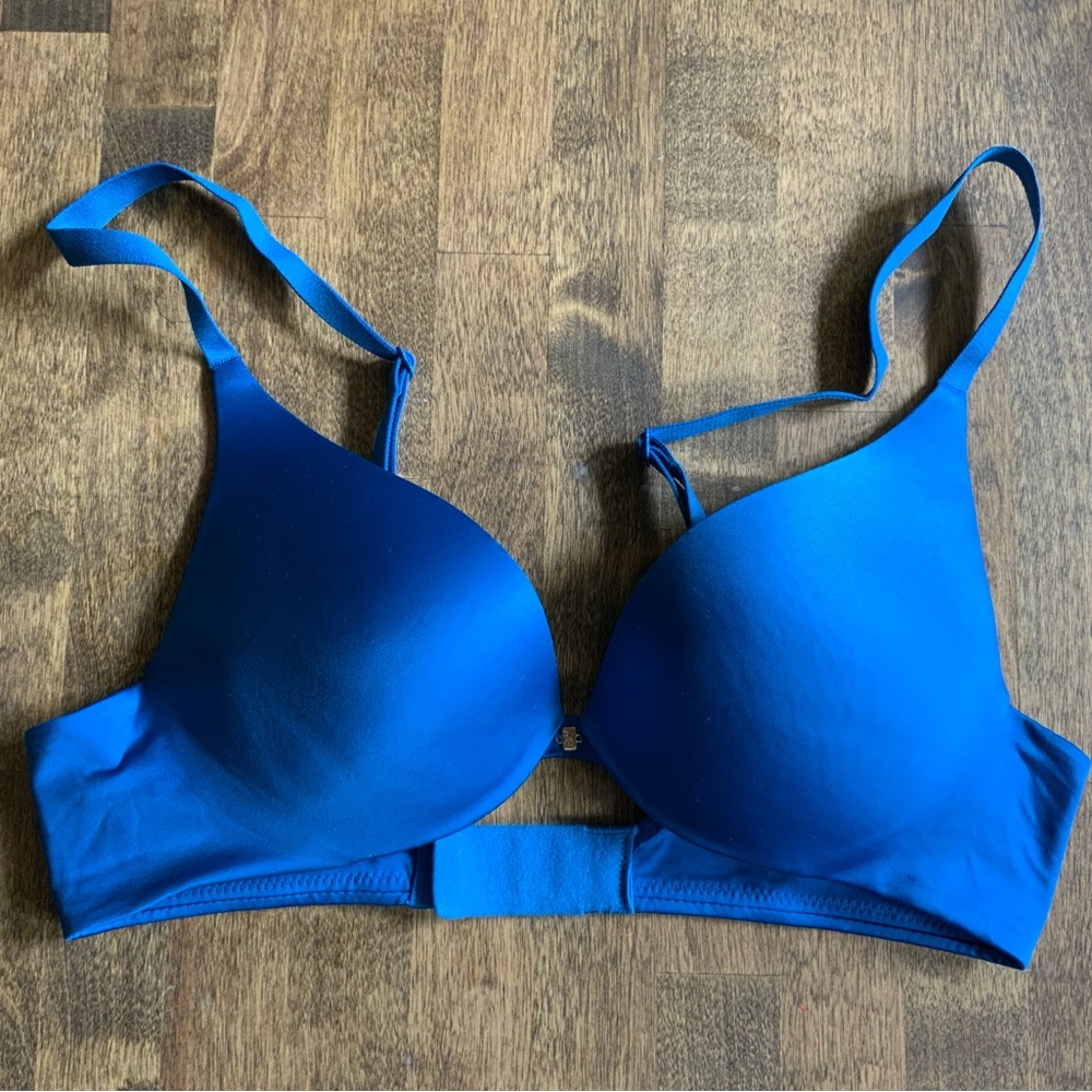 BNWOT Victorias Secret Very Sexy Uplift Plunge Bra Size 34A